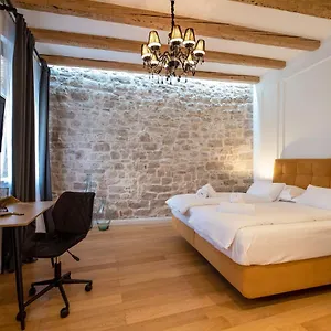 https://luxury-room-lav.hotelinzadar.com
